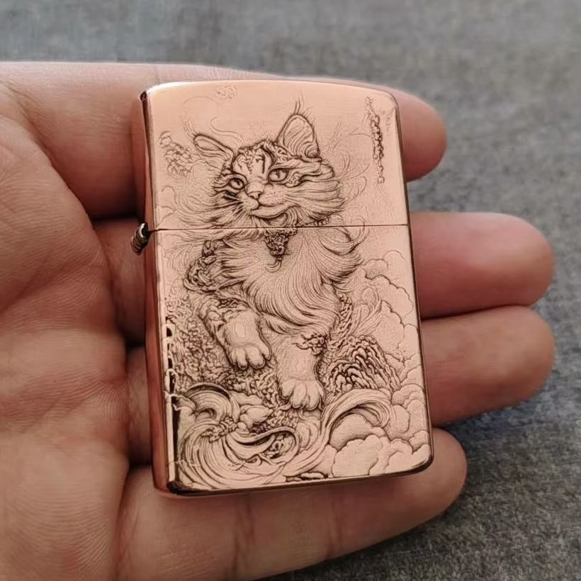 Vintage Collectible Lighters - ไฟแช็คทองแดงสีแดงลายนูนรูปแมว วินเทจ แบบเติมน้ำมันได้ ของสะสม อุปกรณ์สูบบุหรี่ ของขวัญสำหรับคนรักแมว