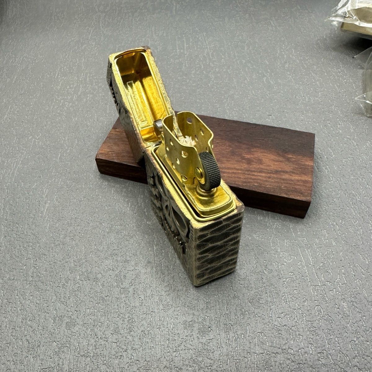 Vintage Collectible Lighters - ไฟแช็คกันลม Zorro 912S รุ่นหุ้มทองเหลือง ใช้เชื้อเพลิงน้ำมันก๊าด ลายนูนแบบวินเทจ